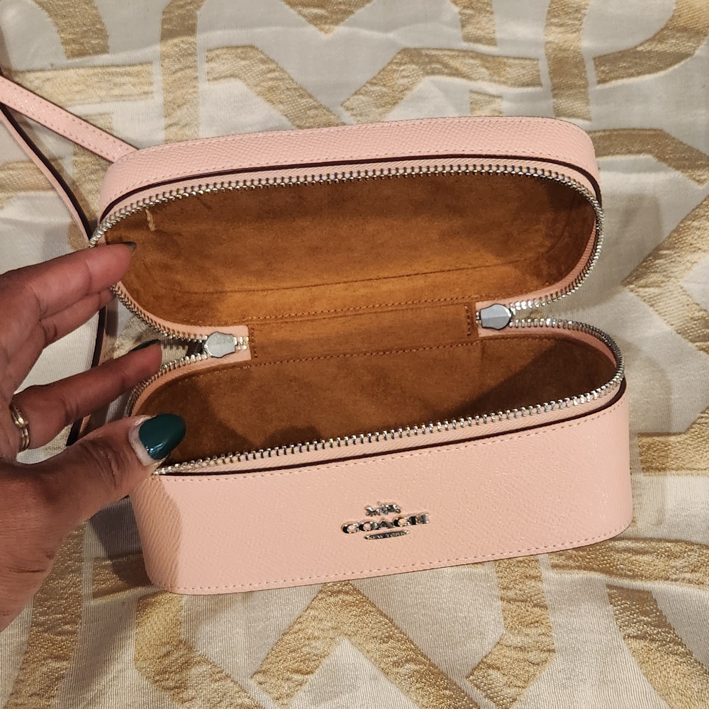 Coach Pink Crossbody Bag with Gold Accents and Structured Design - Picture 3 of 7